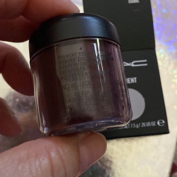MAC Smoke Signal pigment- RARE AND UNUSED! Large pigment size! - Picture 3 of 3